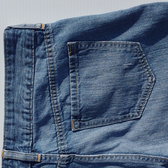 🌜OLD NAVY Mid-Rise Distressed Shorts in Medium Dark Wash - Picture 10 of 16